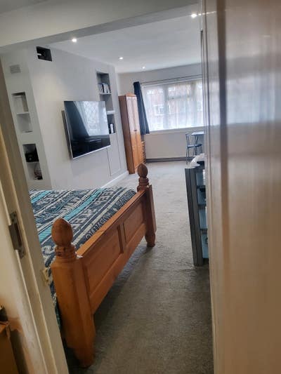 Very Large Double En-suite Room Main Photo