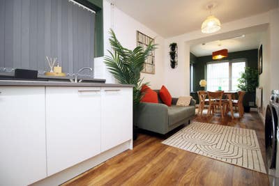 Two Rooms in Great City Location Available Main Photo