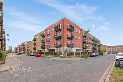 Double room in large flat in Stepney Large double  Main Photo