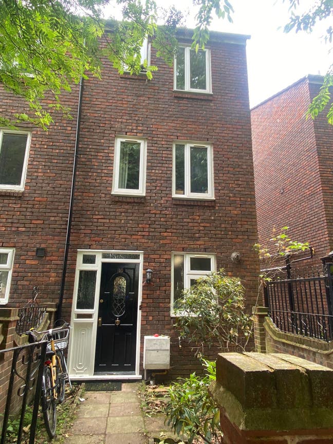Large 4 Bed Town House Main Photo