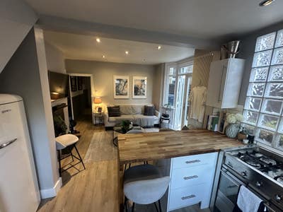 Double bedroom in ground floor garden flat Main Photo