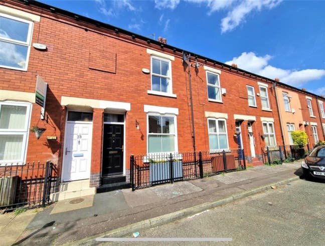 Newly renovated 2 bed property in prime location Main Photo