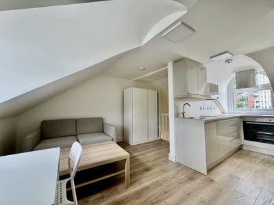 Great top floor studio in NW6. No Deposit! Main Photo