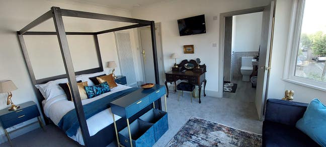 Large modern bedroom with en-suite Main Photo