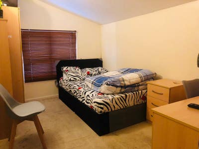 One double bed room in house share Main Photo