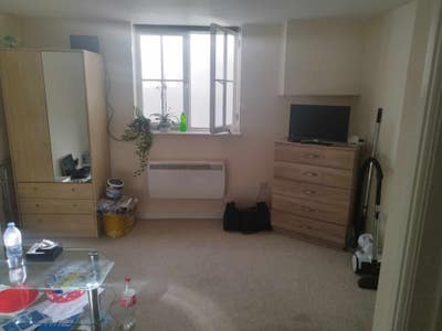 Lovely furnished basement studio flat Main Photo