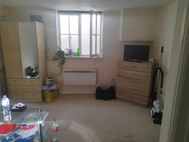 Lovely furnished basement studio flat Main Photo