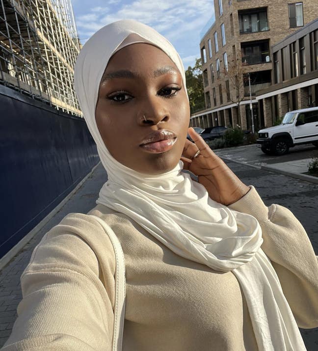 I am a professional female aged 27. I am look... Main Photo