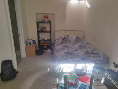 Fully furnished basement studio flat Main Photo