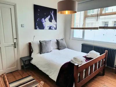 Double room with own shower room Main Photo