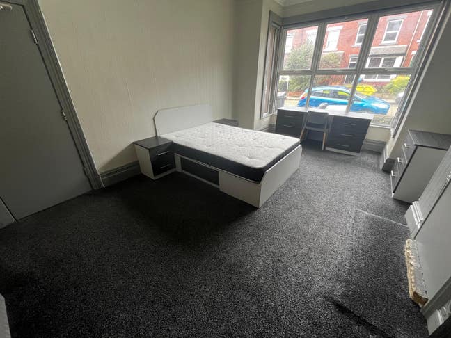 Professional House Share - Burley Main Photo