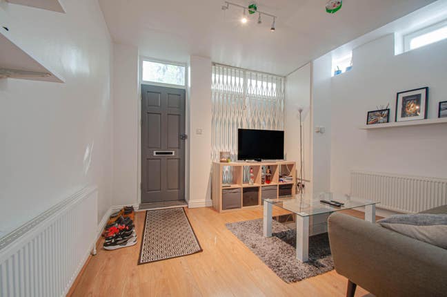 This well presented lower ground floor 2 bedroom g Main Photo
