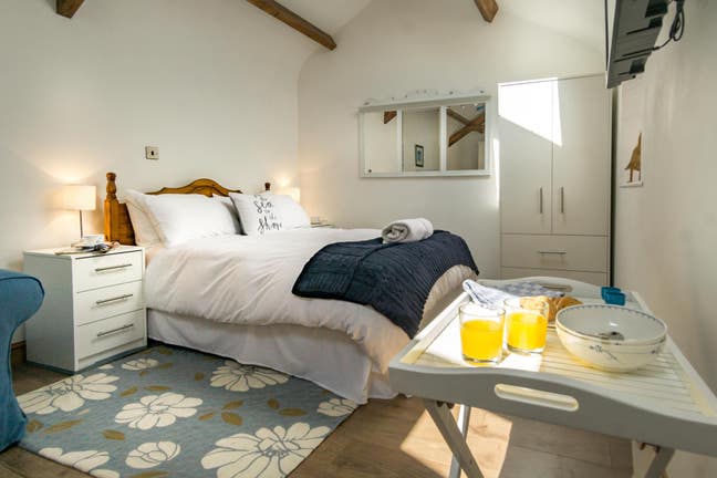 Self contained studio apartment in country setting Main Photo