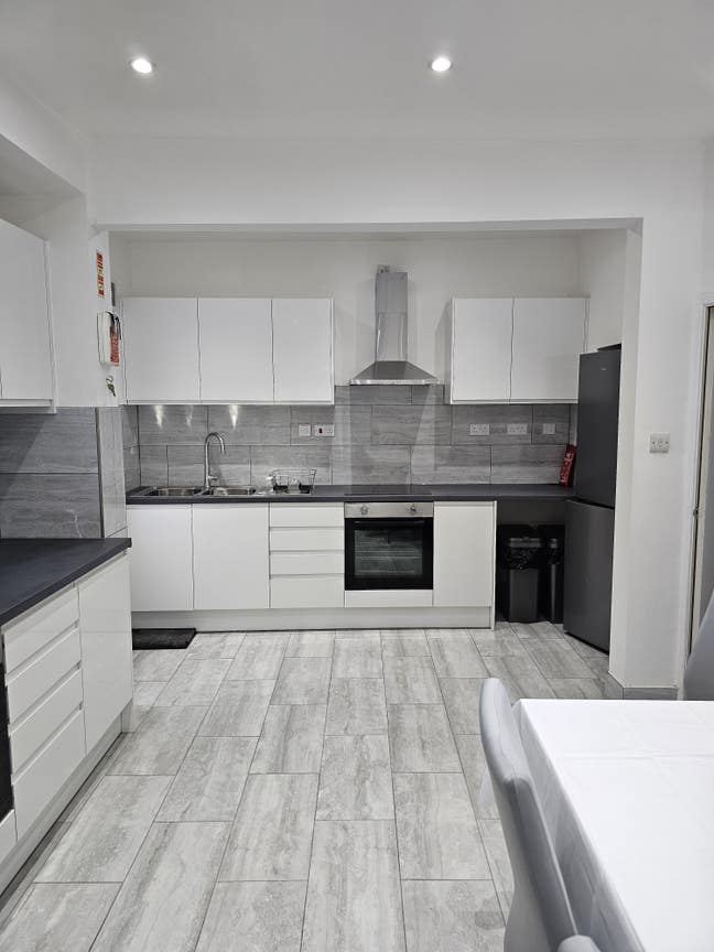 Double Rooms available to Let in 79  Granville Rd Main Photo