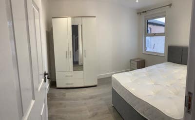 Morden room - private bathroom near tube station Main Photo