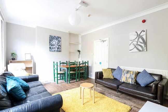 Single & Double Bedrooms  in Postgraduate House  Main Photo