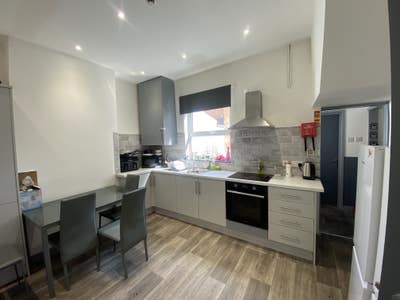 Light,large rooms London road ,fully refurbished Main Photo
