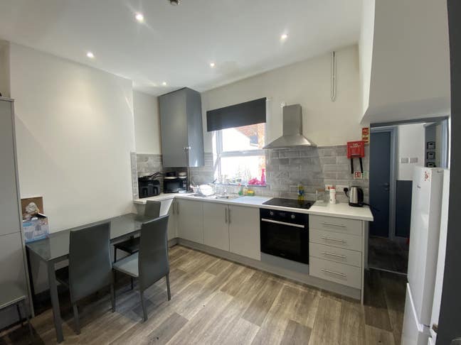 Light,large rooms London road ,fully refurbished Main Photo