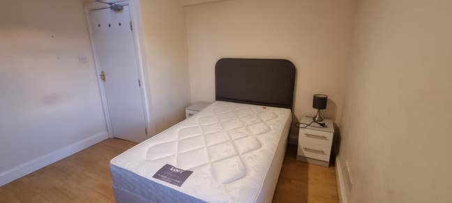 1 Double room in a flat share in central Gerrards  Main Photo