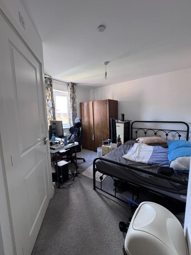 En-suite room available in a newly built house  Main Photo