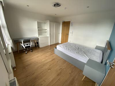 Large En-suite Room Near Hounslow Central Station Main Photo