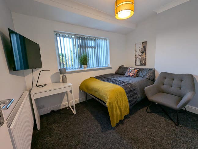 New room with large bathroom & walk in wardrobe Main Photo
