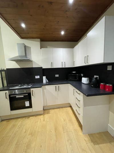 ** 1 room for rent ** Main Photo