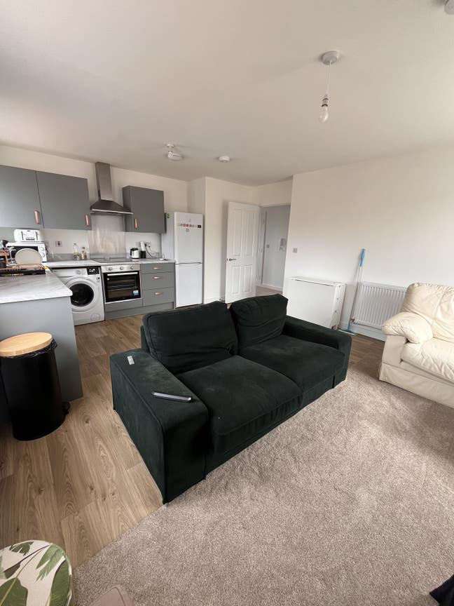 Airy Single Room Available in 2-bed flat share  Main Photo