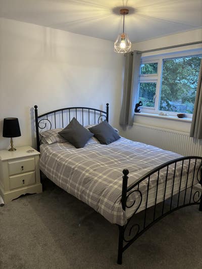Double room in recently refurbished house Main Photo
