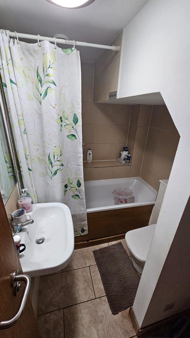 Room  Available  for  Female  in  Manchest
 Main Photo