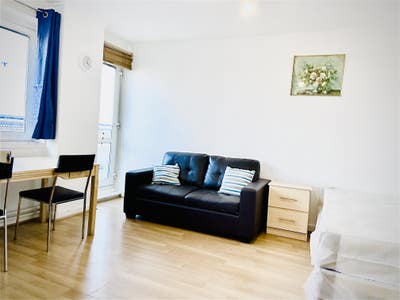 Lovely 4 bed flat with balcony, 5mins Hoxton Stn Main Photo