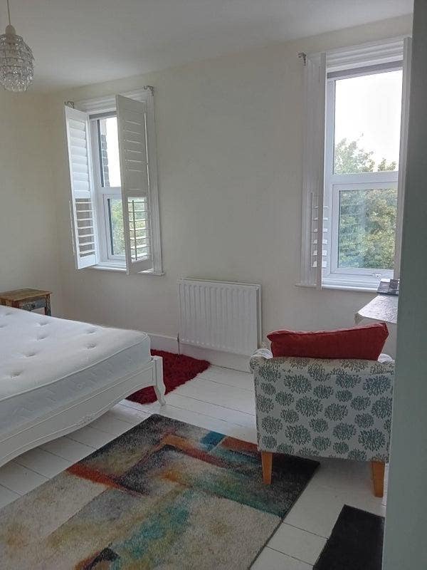 Lovely spacious double room in a relaxed house. Main Photo