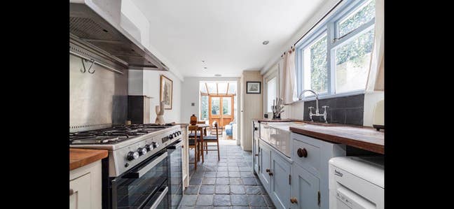 Two Bed En-suite Garden Flat  Main Photo