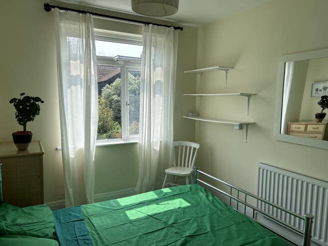 Sunny double room in quiet clean grown up house. Main Photo