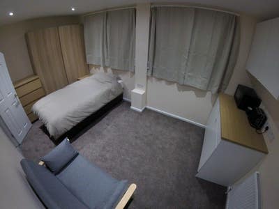 Large Ensuites w/Kitchenette for GSK/MBDA/Grad etc Main Photo