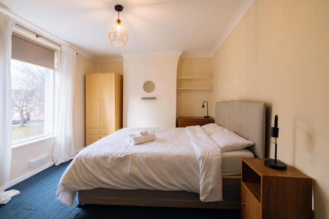 King bedroom in a quiet convenient area Main Photo