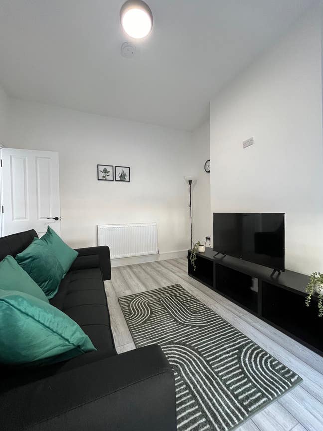 Modern 2 Bed House - 5 Min to City Centre Main Photo