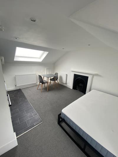 A studio in Battersea (available 1st May) Main Photo