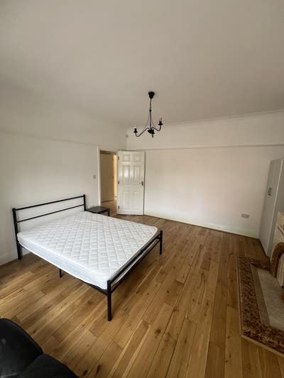Huge room in E11 Main Photo