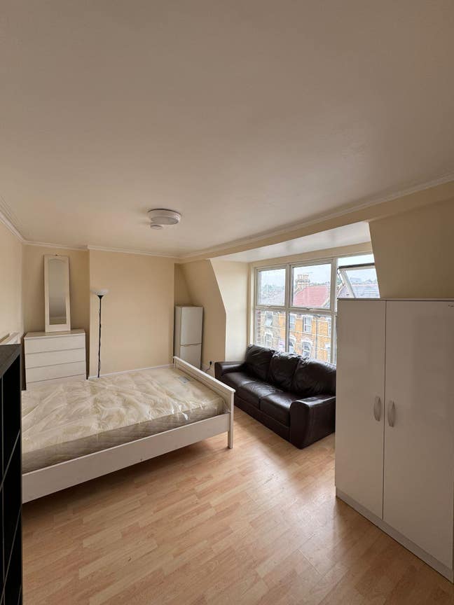 Spacious Double Rooms in Recently Refurbished Flat Main Photo
