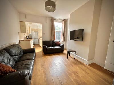 Large Golden Triangle Student House Main Photo