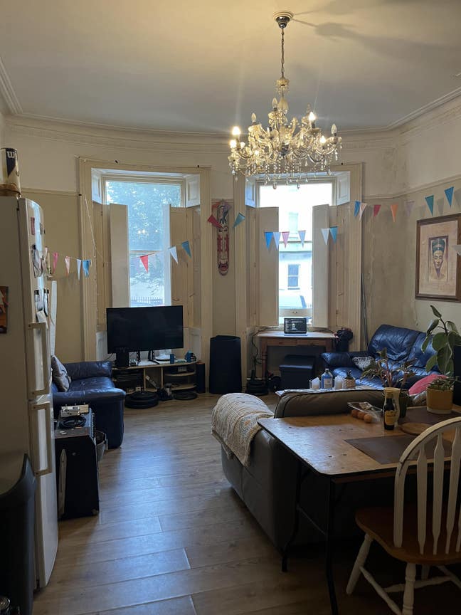 Large Master Bedroom + Ground-Flat with Home Gym! Main Photo