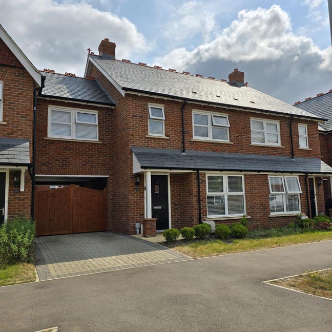 Double Room in Modern Professional House Main Photo