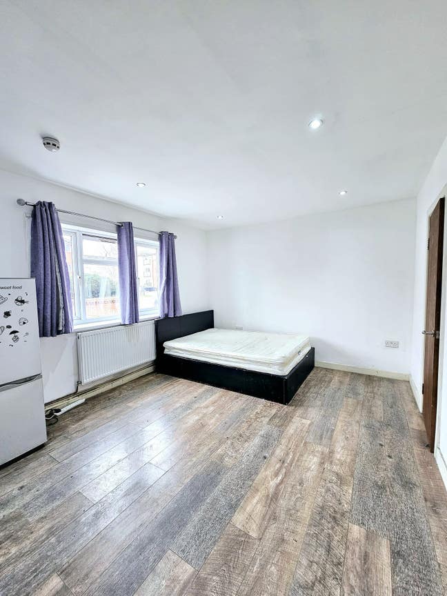 2 X Spacious  Studios: Now Available All Bills Inc Main Photo