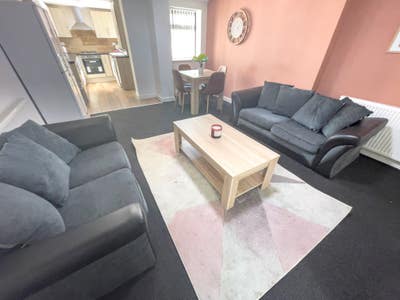 Wrenbury Street - En Suite Rooms Available Main Photo