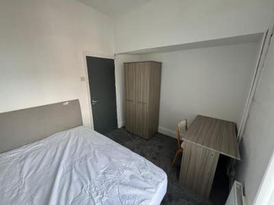 Large Double Bedroom! House Close to Smithdown! Main Photo