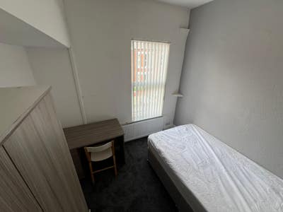 Large Double Bedroom! House Close to Smithdown! Main Photo