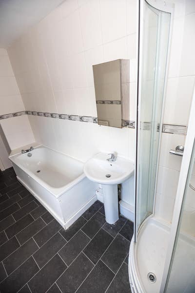 Large Double Bedroom! House Close to Smithdown! Main Photo