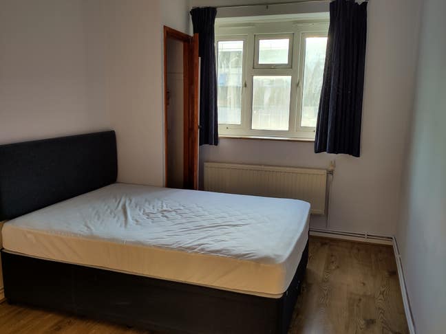 Double room in two bedroom flat Main Photo