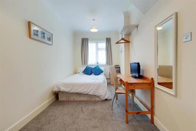A lovely ensuite with beautiful shared gardens Main Photo